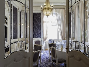 Breakfast, lunch, dinner served; international cuisine