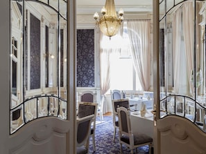 Café da manhã, almoço e jantar; culinária internacional