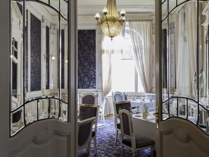 供應早餐、午餐和晚餐，國際料理