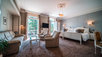 Quarto, 1 cama Queen, sacada (Historic, customized rooms, with A/C) | Roupas de cama antialérgicas, edredons de pluma, cofres nos quartos