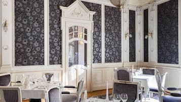 Breakfast, lunch, dinner served; international cuisine