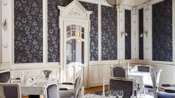 Serveert ontbijt, lunch, diner, internationale gerechten