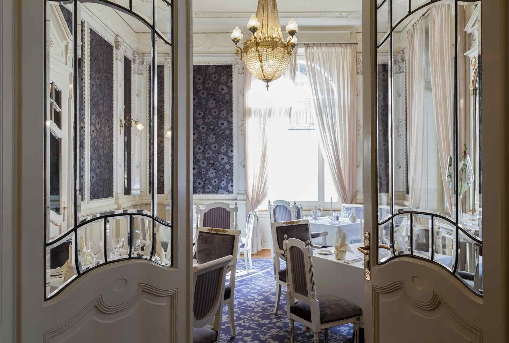 Breakfast, lunch, dinner served; international cuisine 