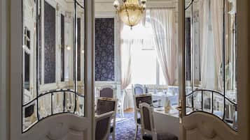 Frokost, lunsj og middag serveres, internasjonale retter