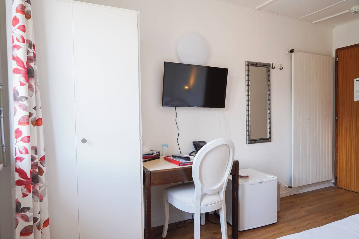 Einzelzimmer | Minibar, Zimmersafe, Schreibtisch, Verdunkelungsvorhänge