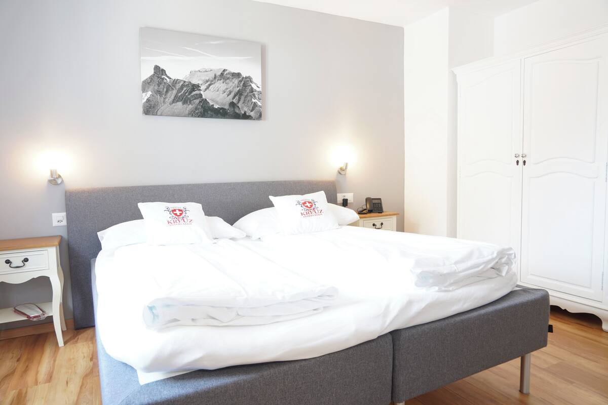 Standard-Doppel- oder -Zweibettzimmer | Minibar, Zimmersafe, Schreibtisch, Verdunkelungsvorhänge