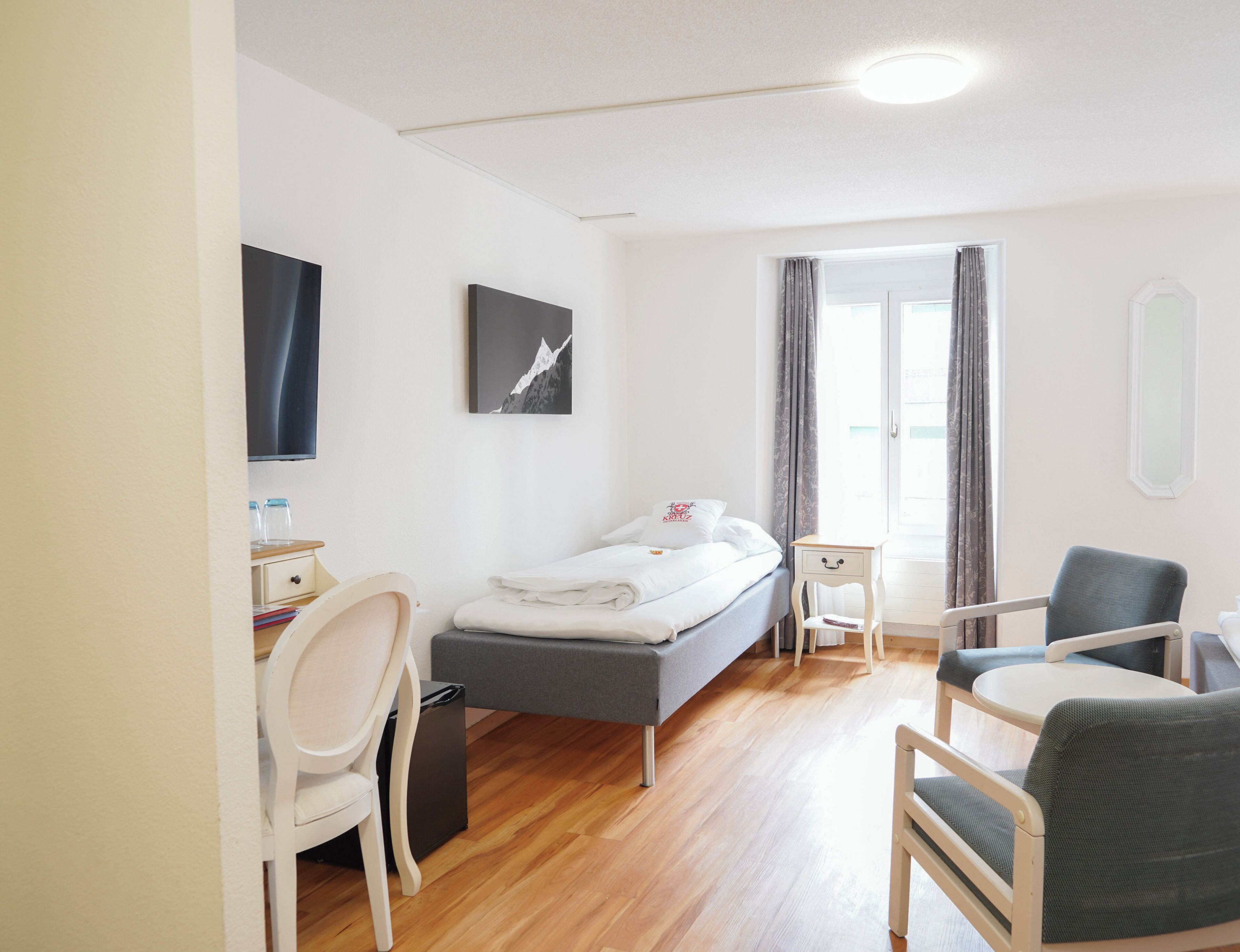 Tremannsrom | Minibar, safe på rommet, skrivebord og blendingsgardiner