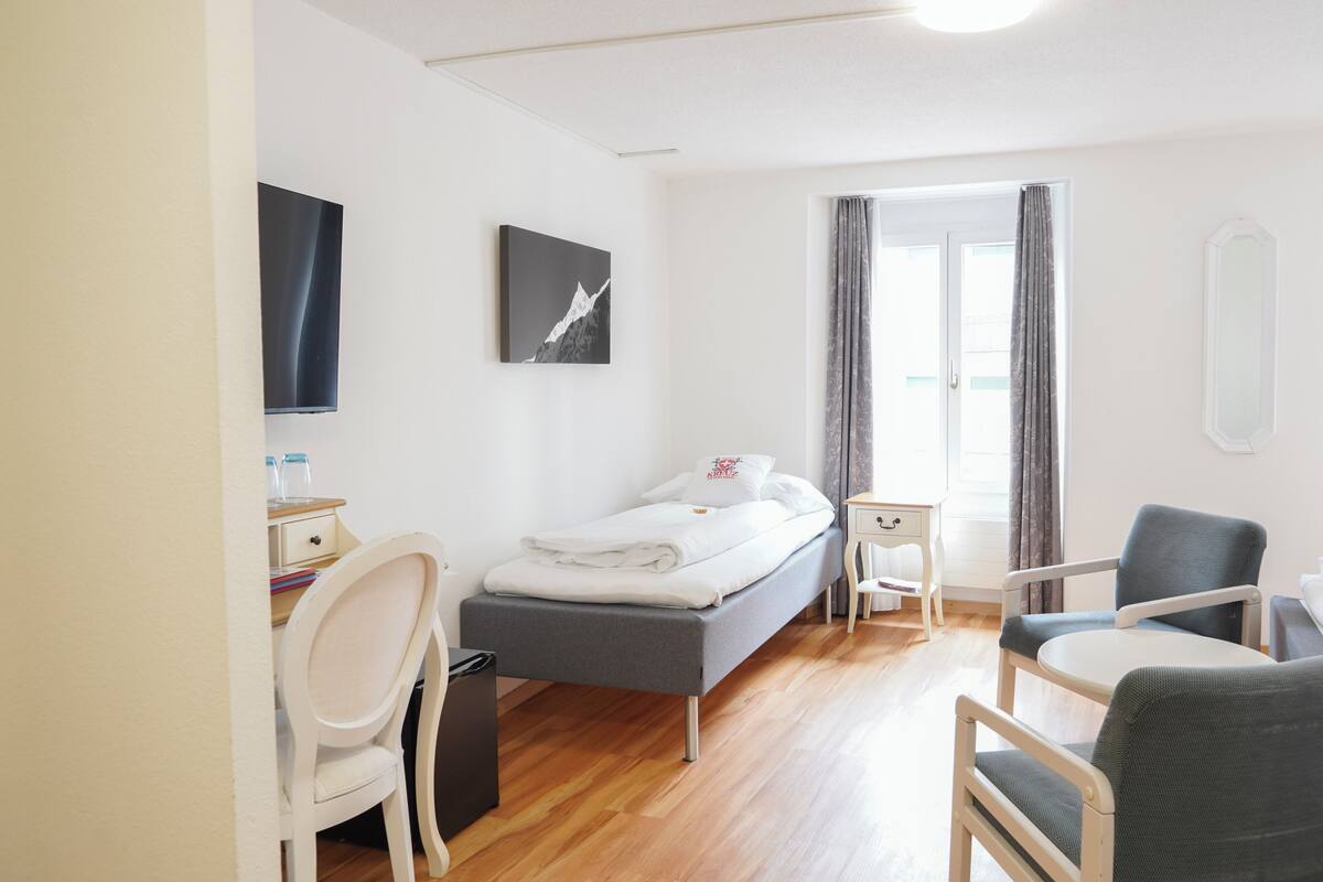 Dreibettzimmer | Minibar, Zimmersafe, Schreibtisch, Verdunkelungsvorhänge