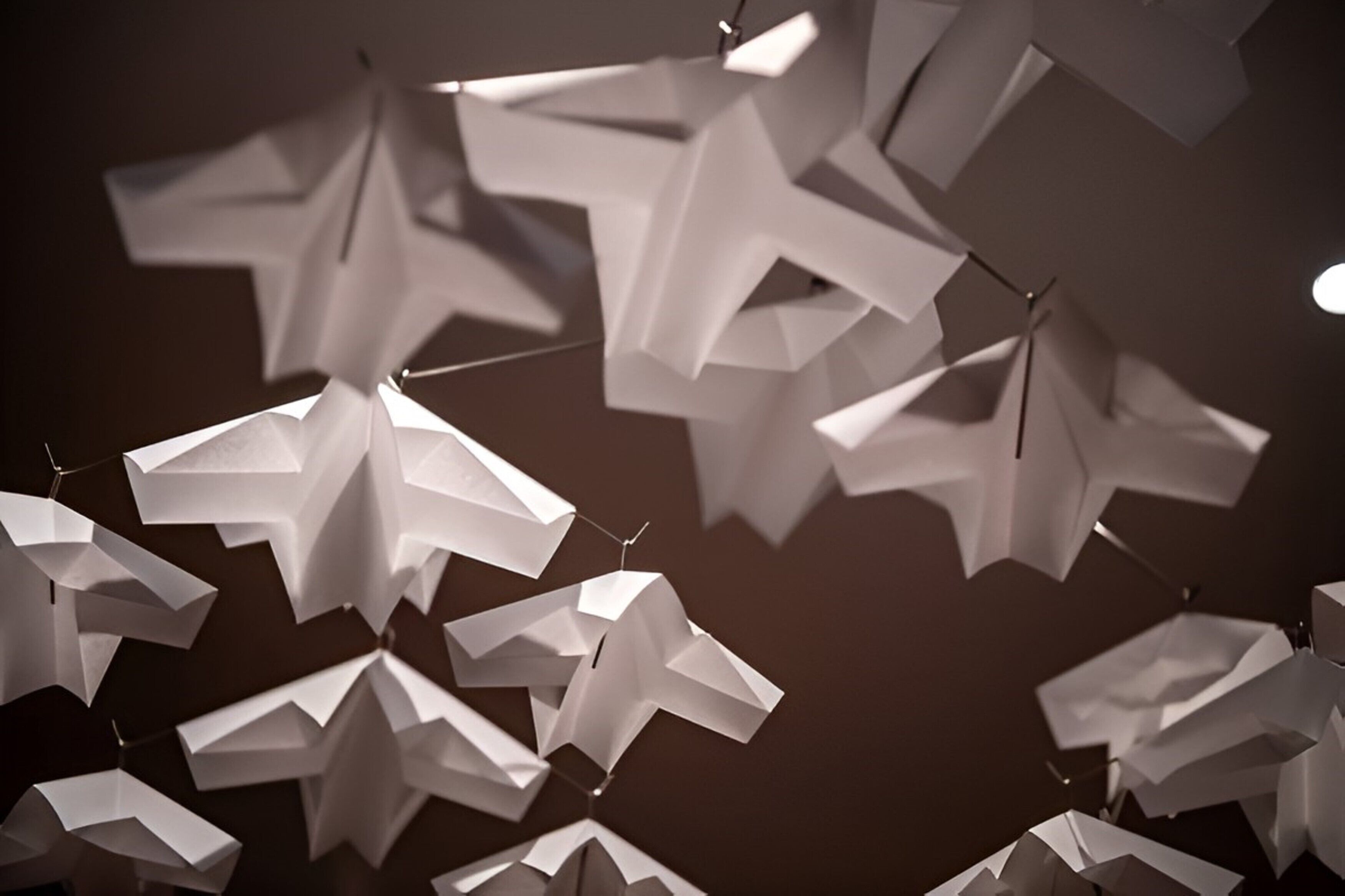 Techo decorado con motivos geométricos de papel.