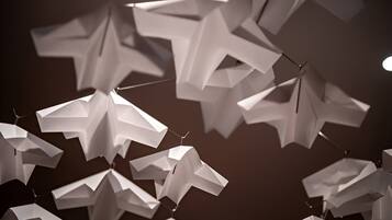 Techo decorado con motivos geométricos de papel.