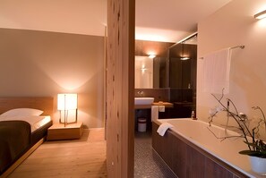 Deep-soaking bathtub, hair dryer, bathrobes, towels