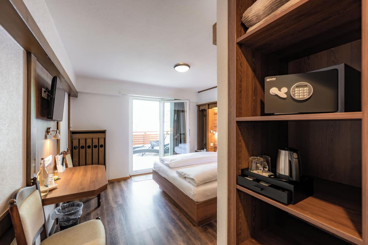 Design Double Room, 1 Queen Bed, Balcony, Mountain View | Desk, blackout drapes, WiFi (free), bed sheets