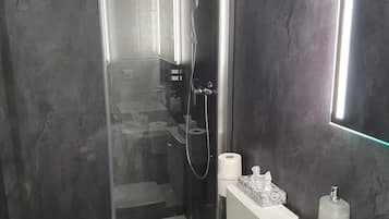 Design Double Room, 1 Queen Bed, Balcony, Mountain View | Bathroom | Shower, free toiletries, hair dryer