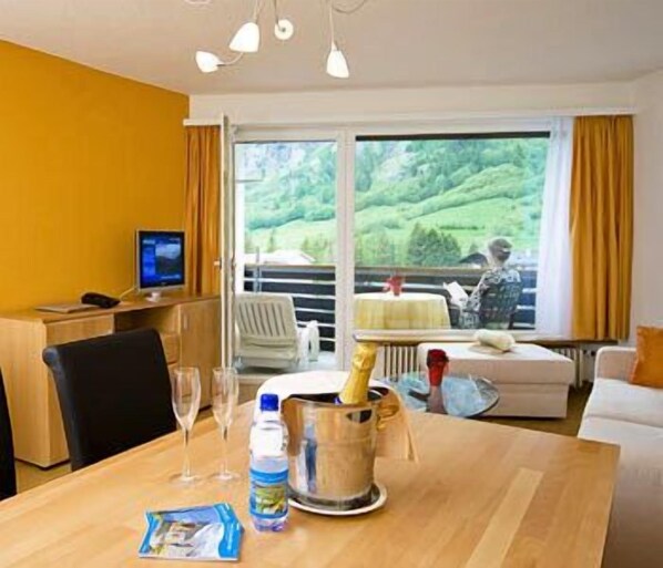 Desk, blackout drapes, free WiFi, bed sheets - Aparthotel dala Leukerbad (Leukerbad)