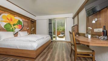 Quarto casal design, 1 cama Queen, sacada, vista para a montanha | Escrivaninha, cortinas blackout, Wi-Fi de cortesia, roupa de cama