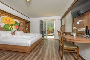 Escritorio, cortinas blackout, wifi gratis y ropa de cama