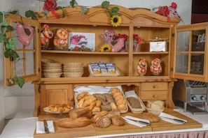 Free daily buffet breakfast