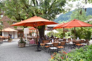 Petit-déjeuner, déjeuner et dîner servis sur place