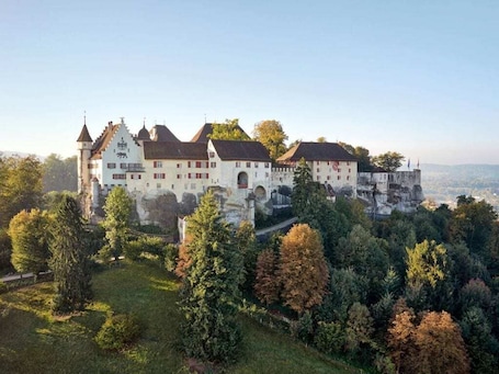 Hiking. Mercure Lenzburg Krone