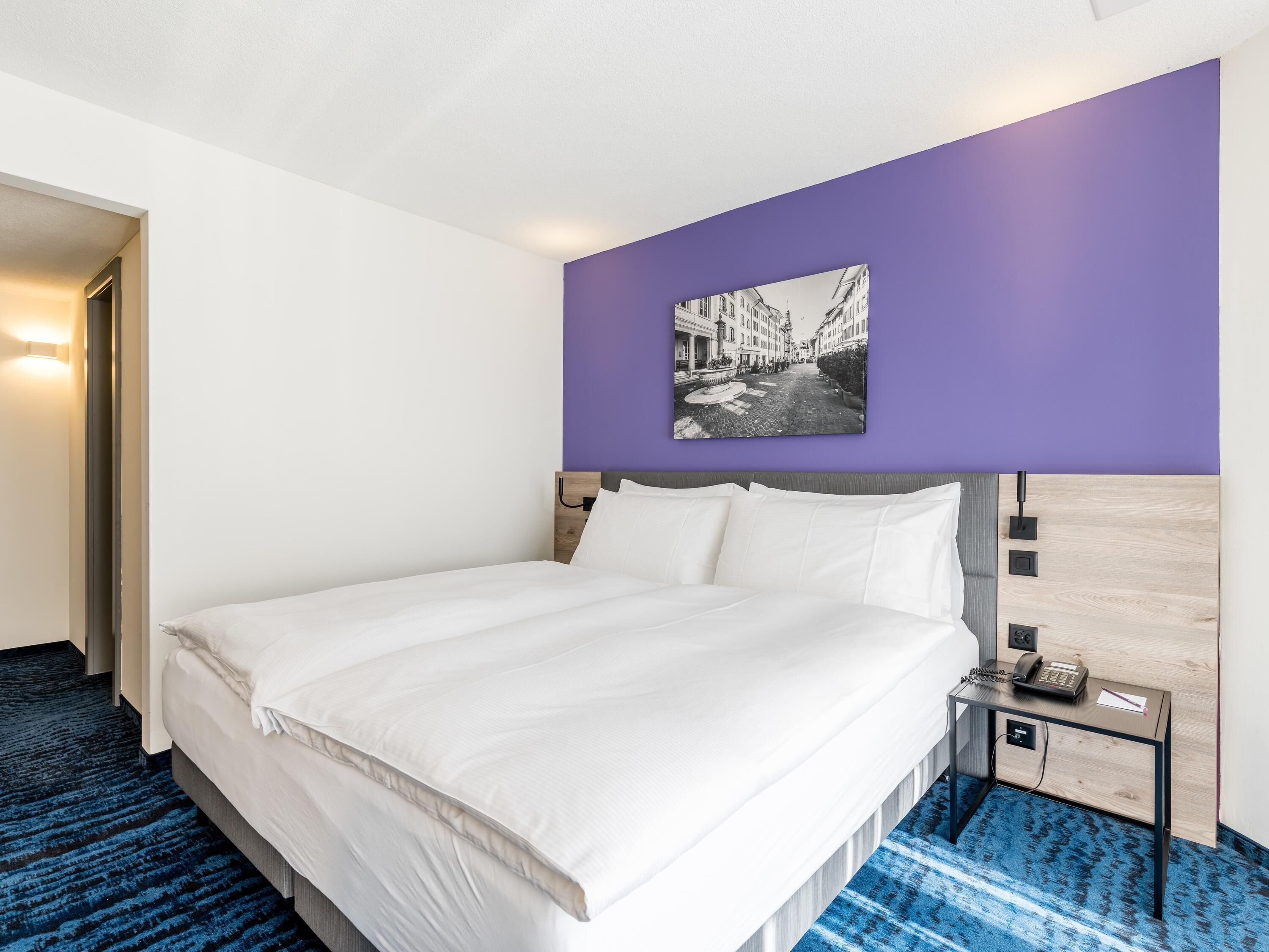 Een gratis minibar, een kluis op de kamer, een bureau