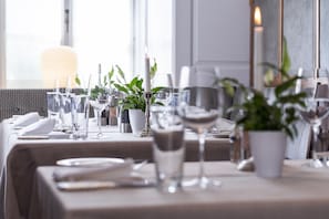 Lunch and dinner served, international cuisine