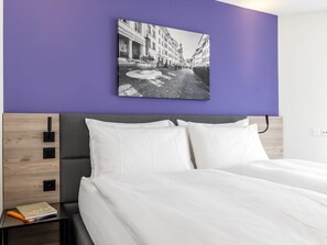 Ilmaiset minibaarituotteet, tallelokero huoneessa, työpöytä