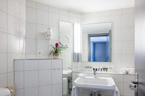 Deep-soaking bathtub, eco-friendly toiletries, hair dryer, slippers
