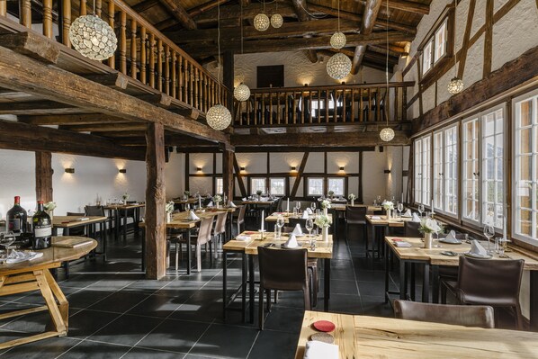 2 restaurantes, se sirven desayunos, comidas, cenas y cocina alemana