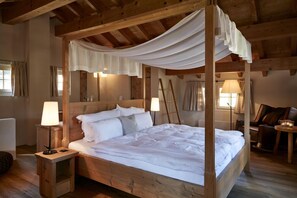 Suite (Stailetta) | Hypo-allergenic bedding, free minibar, in-room safe, desk - Maiensässhotel Guarda Val (Vaz-Obervaz)