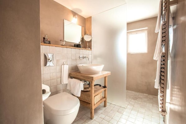 Dobbeltrom (Hirtenzimmer) | Bad | Toalettartikler (inkludert), hårføner, badekåper og tøfler