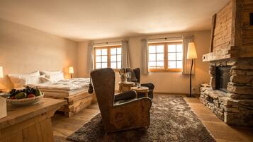 Suite (Baurenstube) | Hypo-allergenic bedding, free minibar, in-room safe, desk