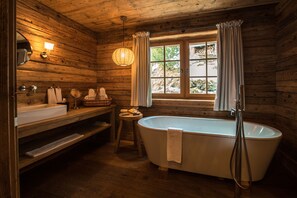 Suite (Baurenstube) | Badkamer | Gratis toiletartikelen, een haardroger, badjassen, pantoffels
