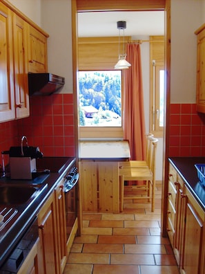Apartamento família, 1 quarto | Cozinha privada | Geladeira, micro-ondas, fogão, cooktop
