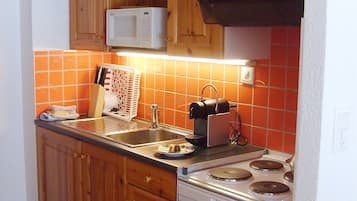 Classic stúdió | Privát teakonyha | Hűtőszekrény, mikrohullámú sütő, sütő és főzőlap