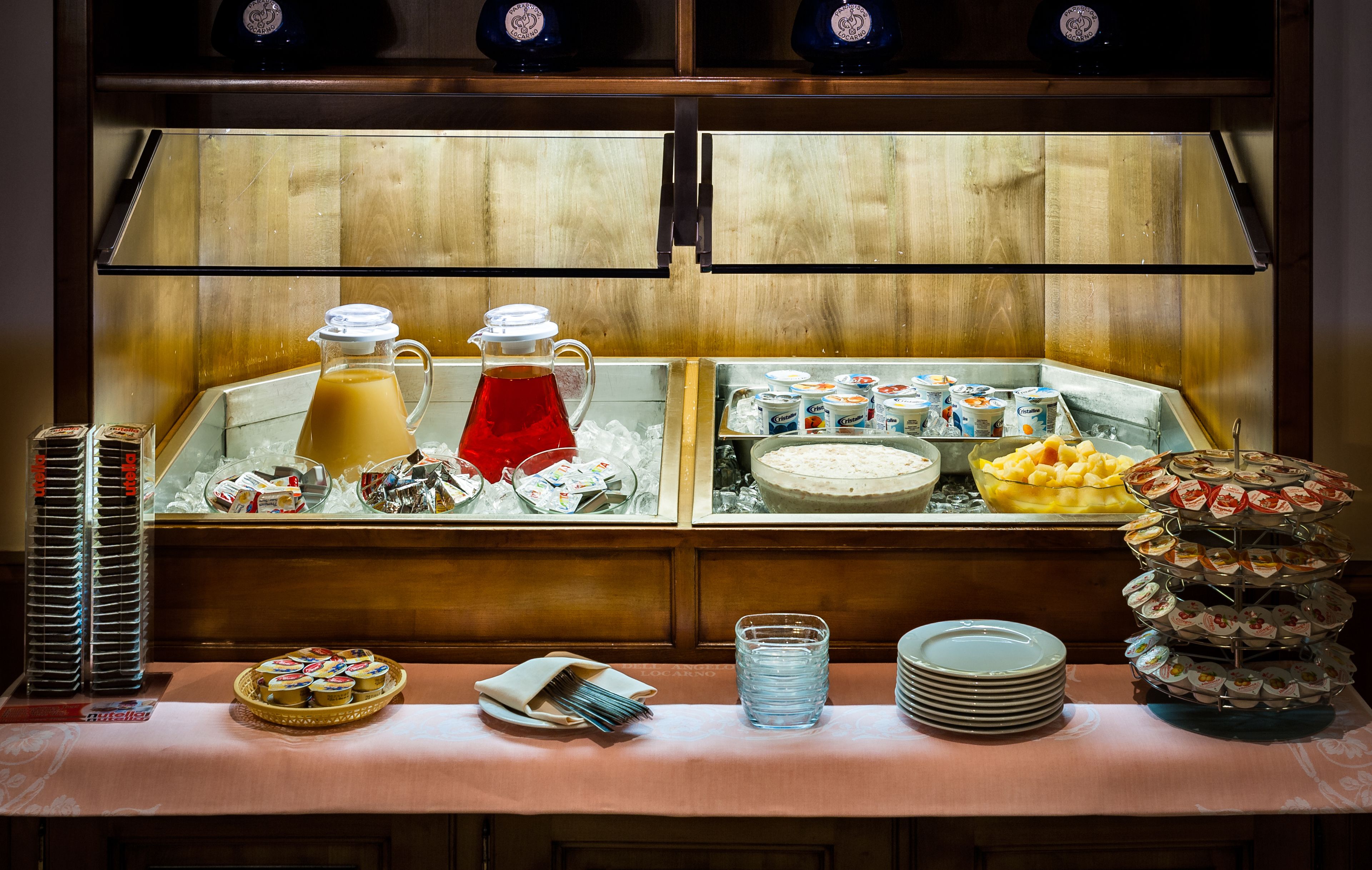 Un buffet proposant une variété de plats et de boissons.