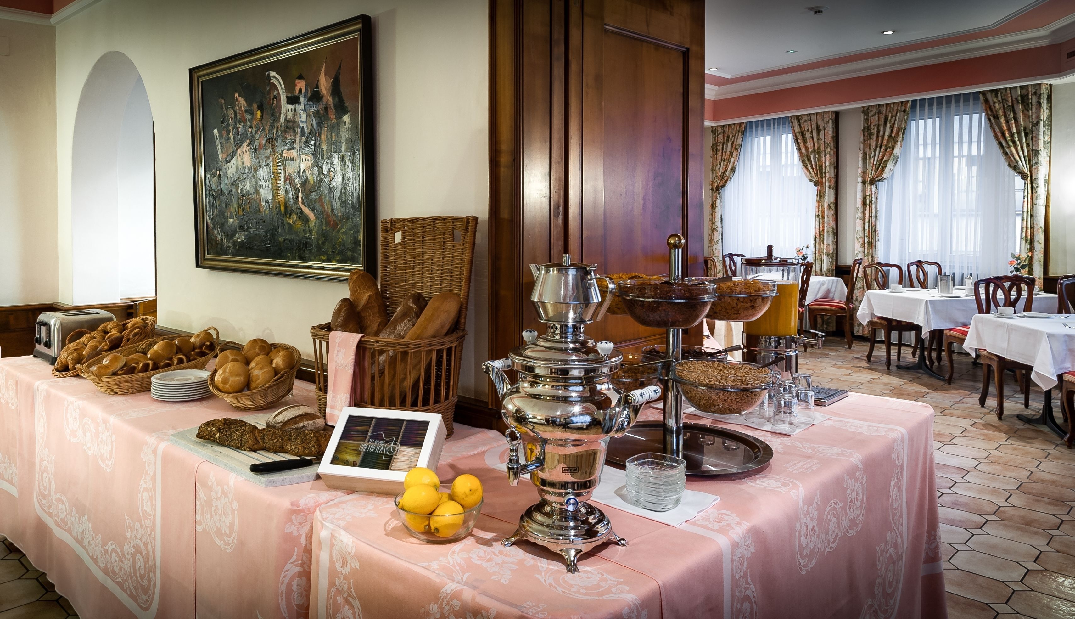 Un buffet de petit-déjeuner comprenant du pain, des viennoiseries et une machine à café.