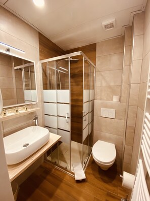 Amenidades de baño gratuitas, secadora de cabello, toallas