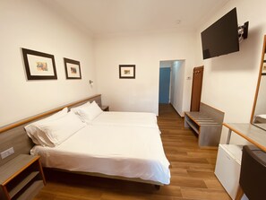 Desk, laptop workspace, soundproofing, free cribs/infant beds - Hotel Garni Montaldi (Muralto)