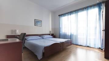 Doppelzimmer | Zimmersafe, Schreibtisch, Bügeleisen/Bügelbrett, Babybetten