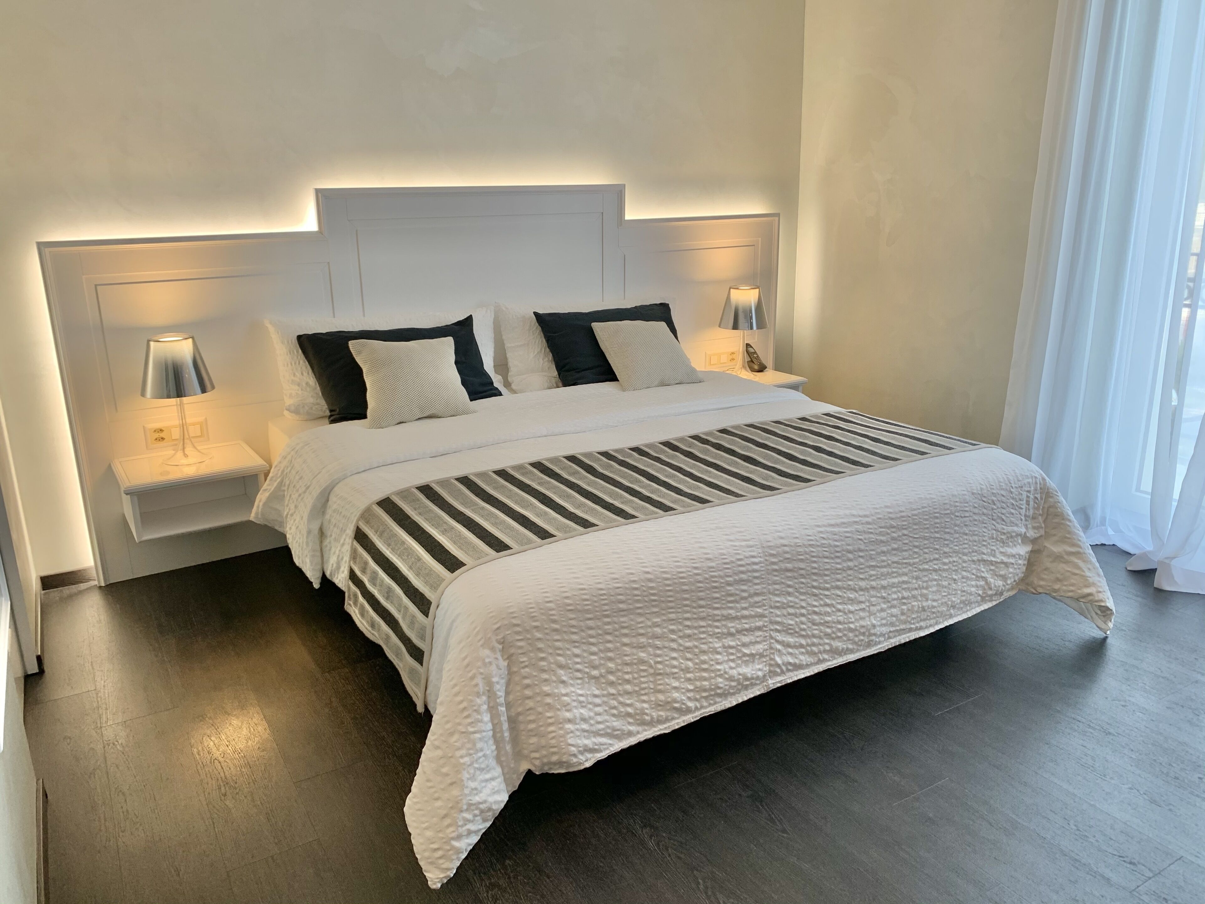 superior double room, balcony with lake- or parkview | in-room safe, desk, free wifi, bed sheets