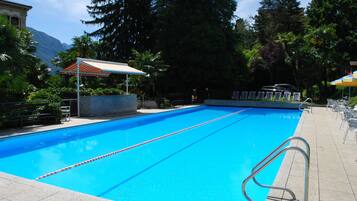 AuĂenpool (je nach Saison geöffnet), Sonnenschirme, LiegestĂŒhle