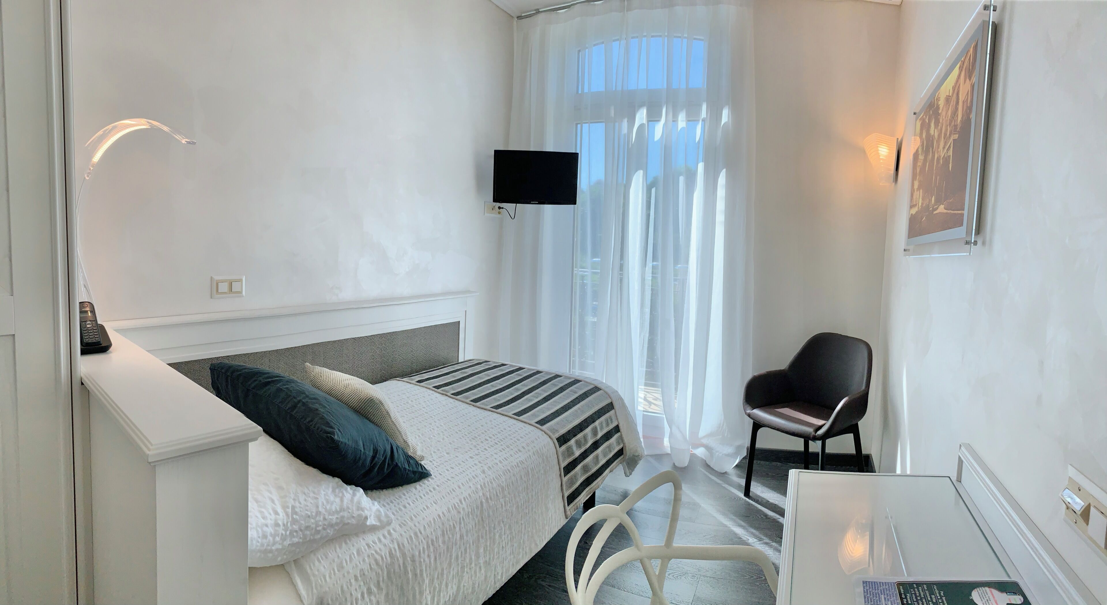 Quarto solteiro conforto | Cofres nos quartos, escrivaninha, Wi-Fi de cortesia, roupa de cama