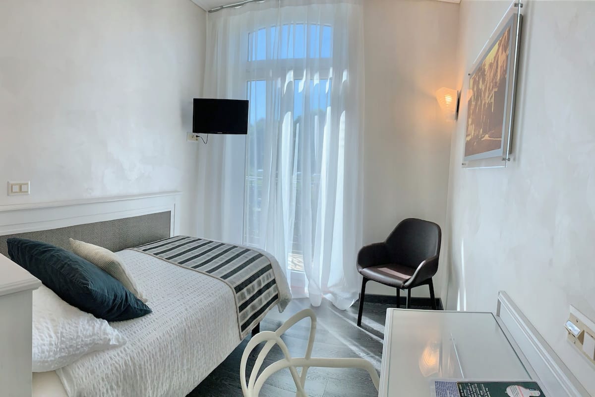 Quarto solteiro conforto | Cofres nos quartos, escrivaninha, Wi-Fi de cortesia, roupa de cama