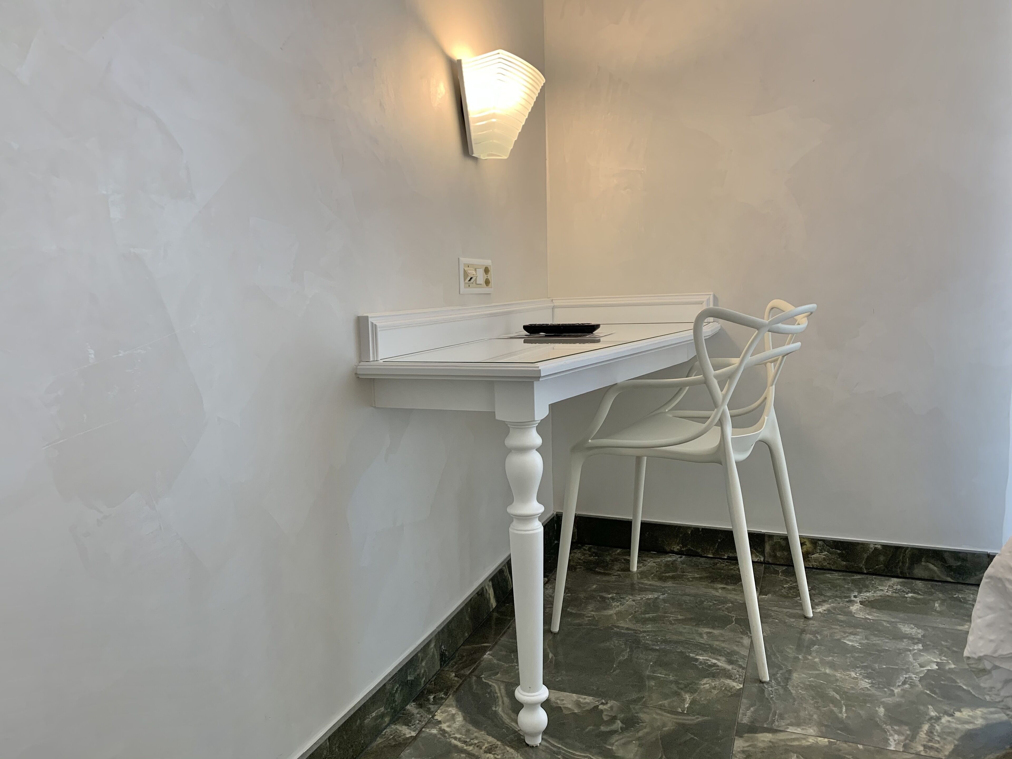 superior double room, balcony with lake- or parkview | in-room safe, desk, free wifi, bed sheets