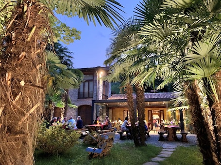 Opções para refeição ao ar livre. Continental Parkhotel