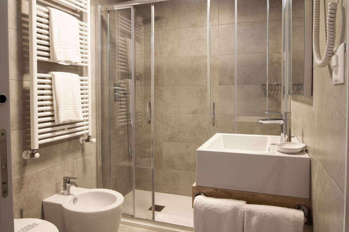 executive room | bathroom | hair dryer, bidet, towels