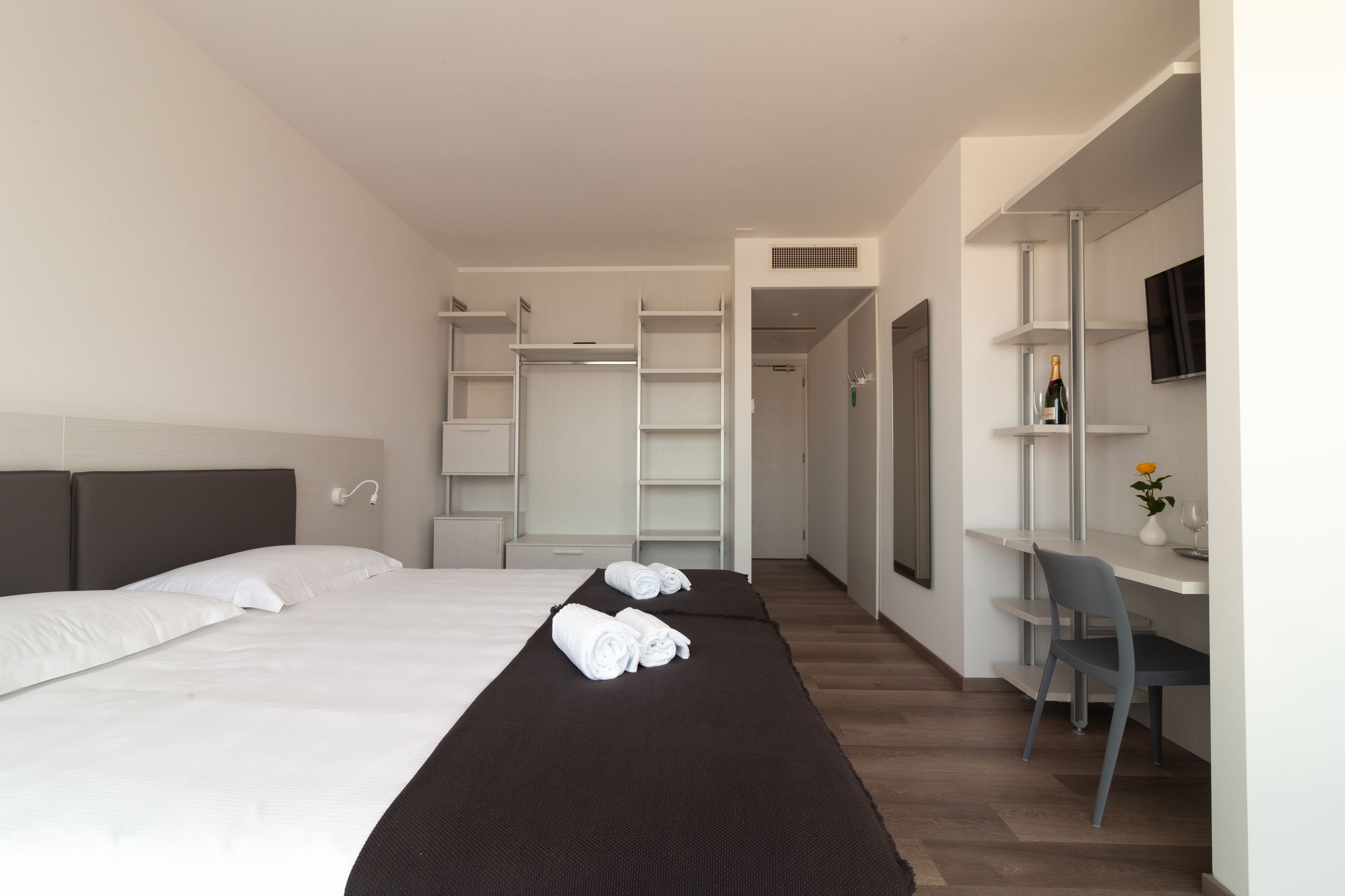 executive room | minibar, desk, soundproofing, cots/infant beds