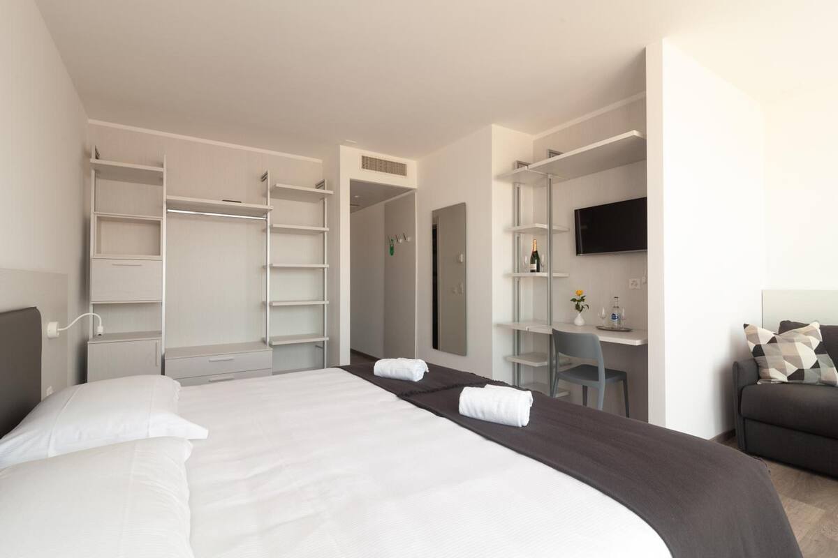 minibar, desk, soundproofing, cots/infant beds