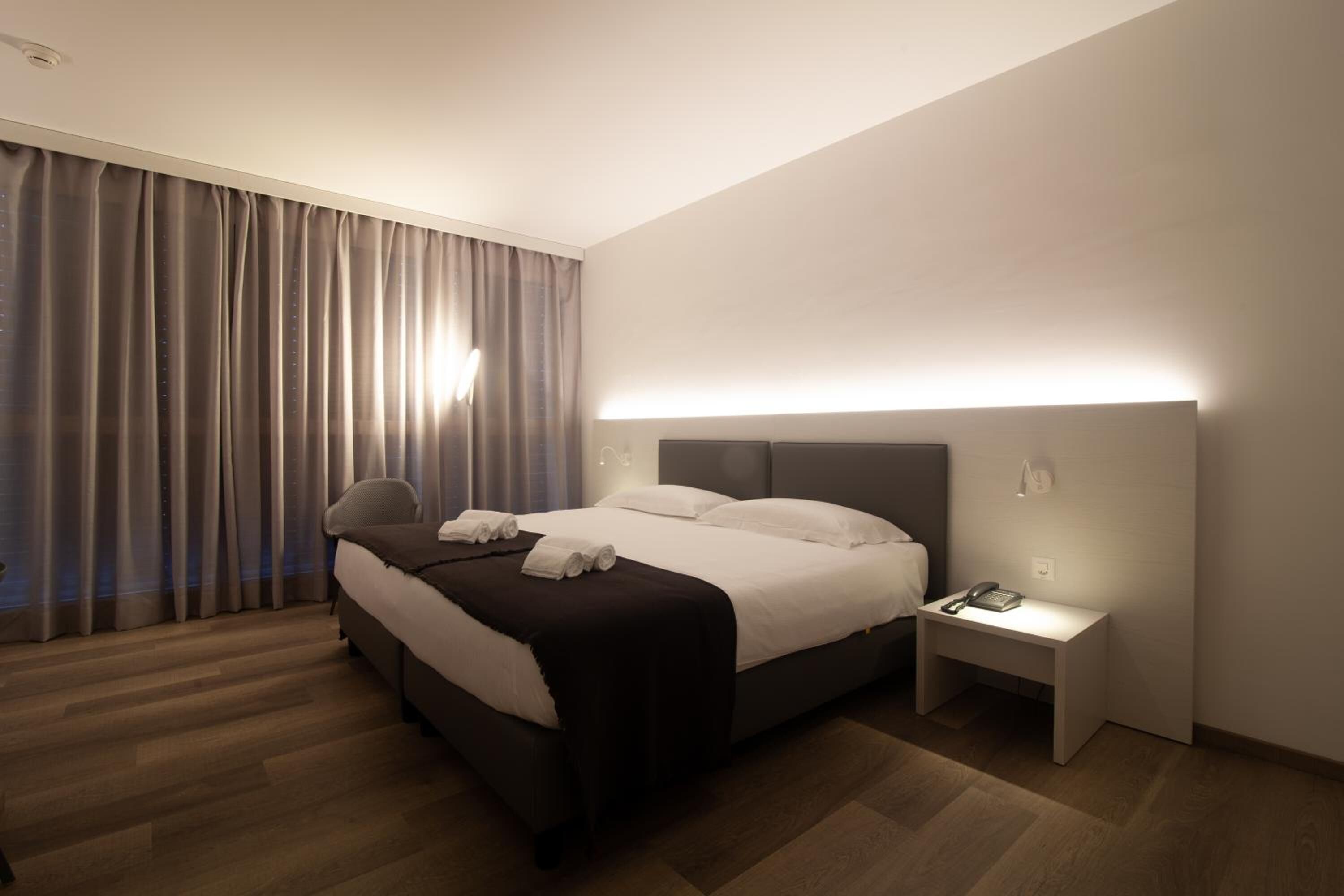 minibar, desk, soundproofing, cots/infant beds