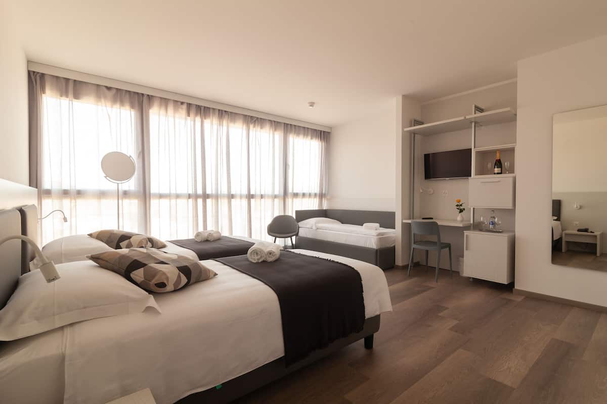 Superior Room | Minibar, desk, soundproofing, cots/infant beds